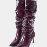 Botas de couro sintético com dobras e biqueira pontuda