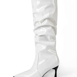 Botas de couro sintético com dobras e biqueira pontuda