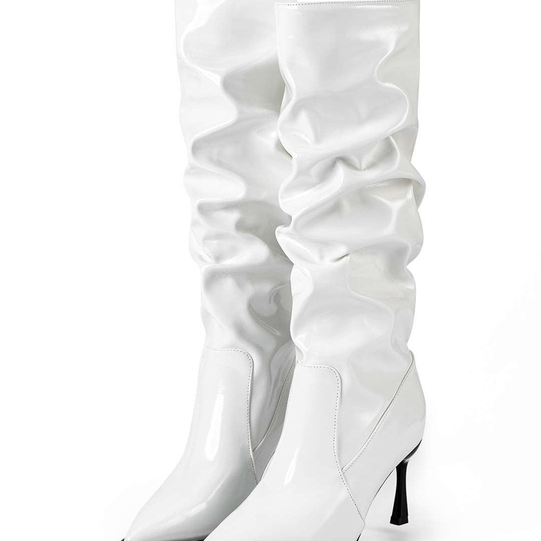 Botas de couro sintético com dobras e biqueira pontuda