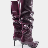 Botas de couro sintético com dobras e biqueira pontuda