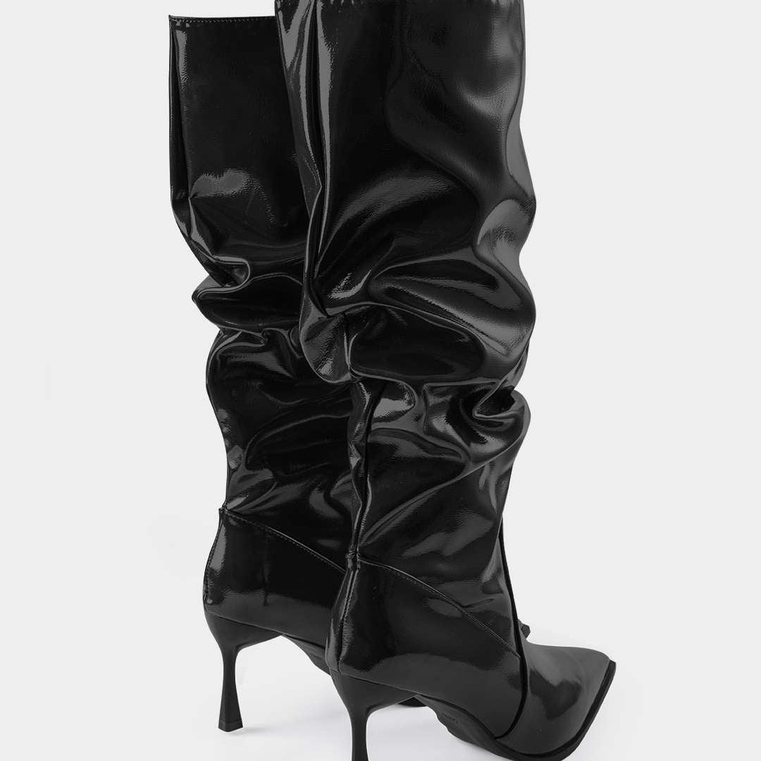 Botas de couro sintético com dobras e biqueira pontuda