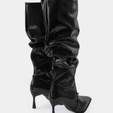 Botas de couro sintético com dobras e biqueira pontuda